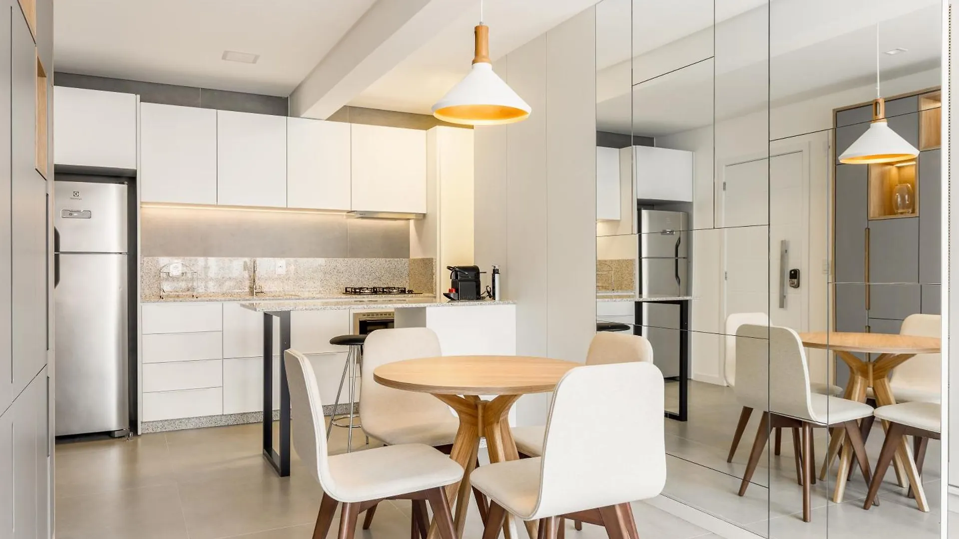Apartamento Ap localização Central, prédio c piscina, lavanderia Florianópolis Brasil