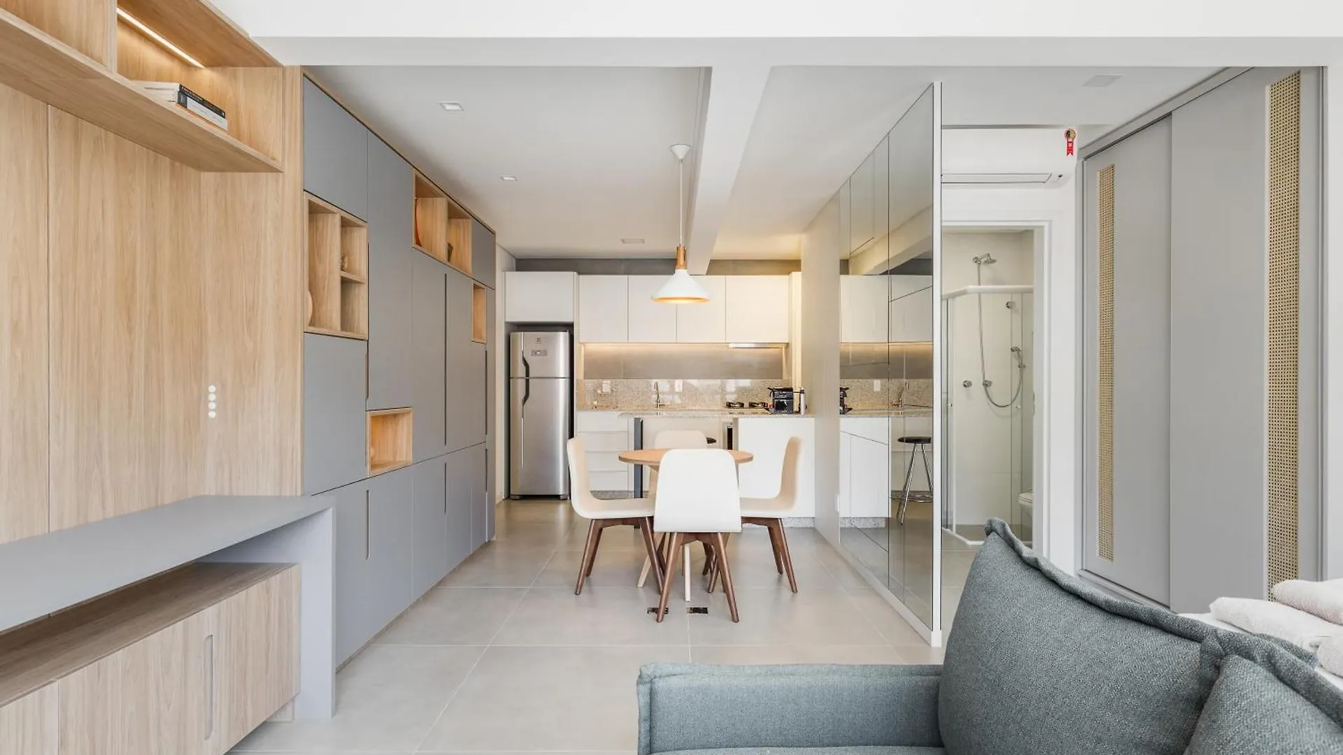 Apartamento Ap localização Central, prédio c piscina, lavanderia Florianópolis