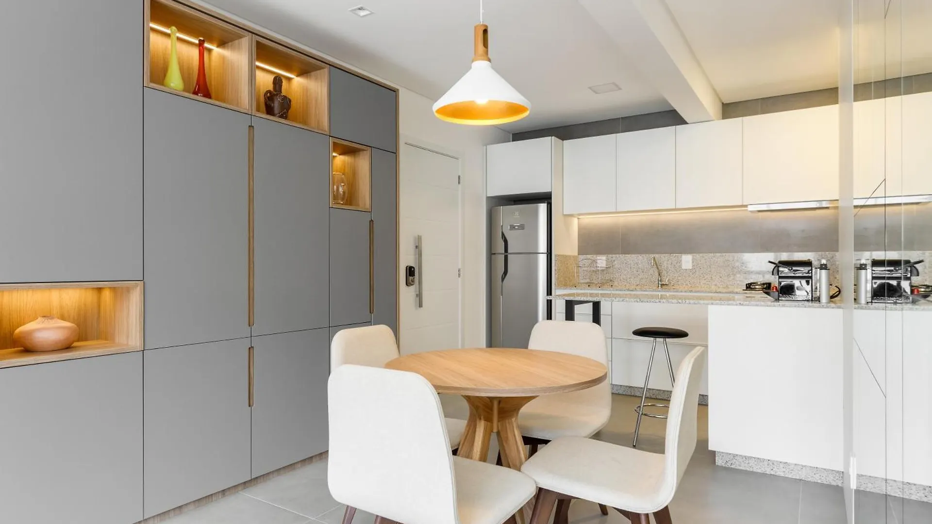 Apartamento Ap localização Central, prédio c piscina, lavanderia Florianópolis