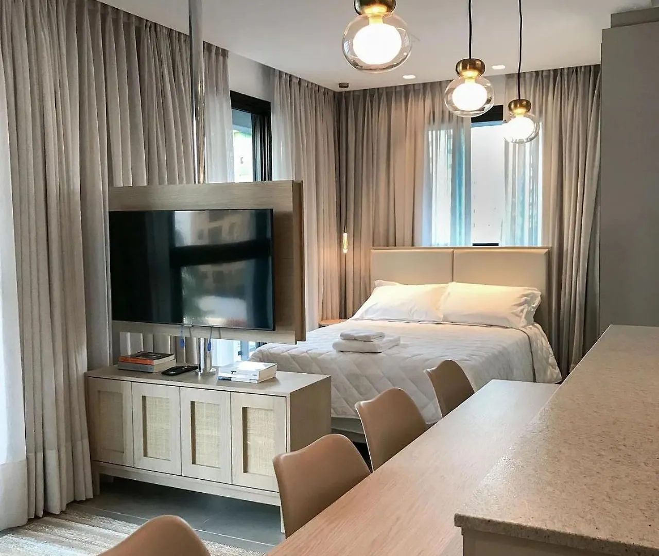 Apartamento Ap localização Central, prédio c piscina, lavanderia Florianópolis
